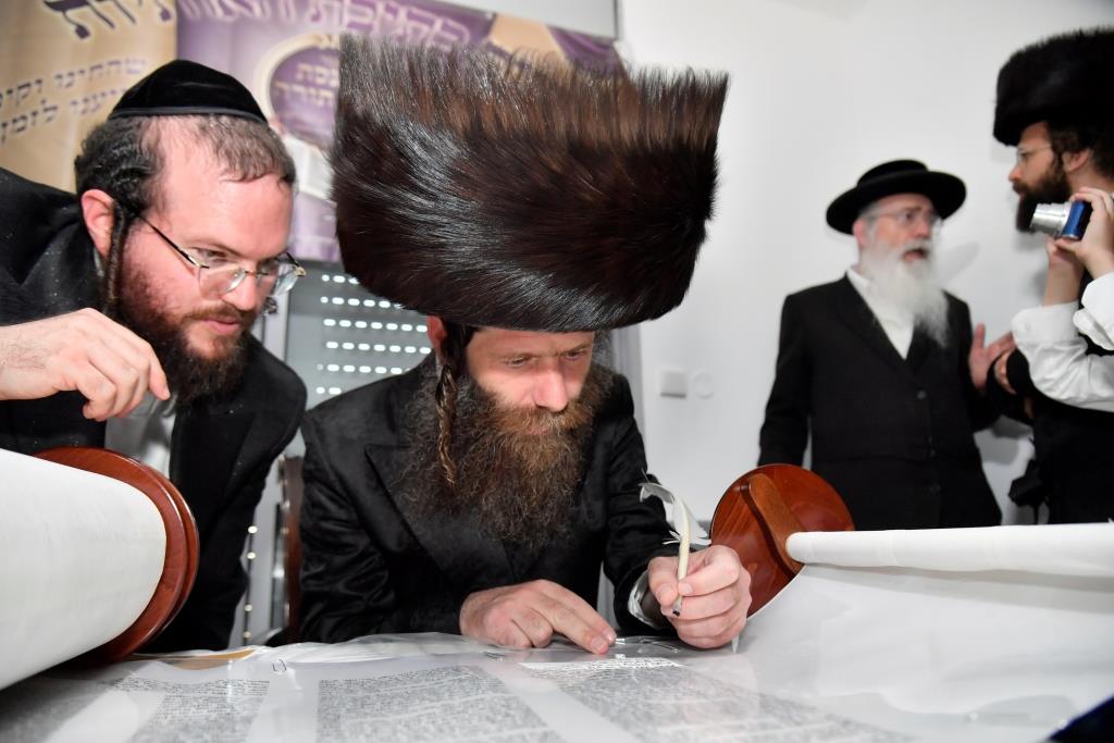 הכנסת ס"ת וסעודה ב'המתמידים' בבית שמש