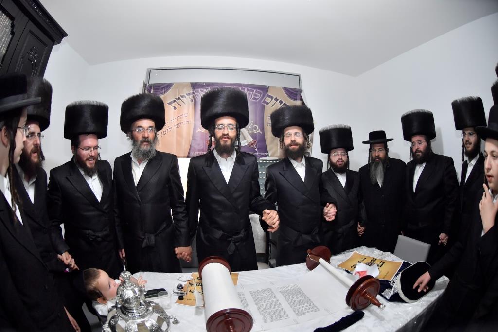 הכנסת ס"ת וסעודה ב'המתמידים' בבית שמש