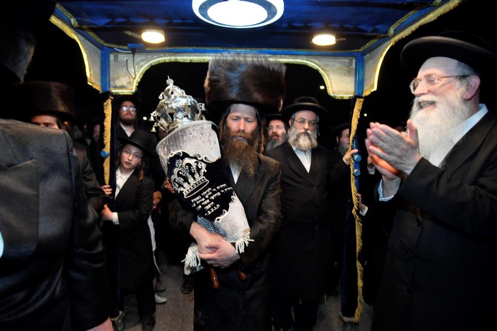 הכנסת ס"ת וסעודה ב'המתמידים' בבית שמש