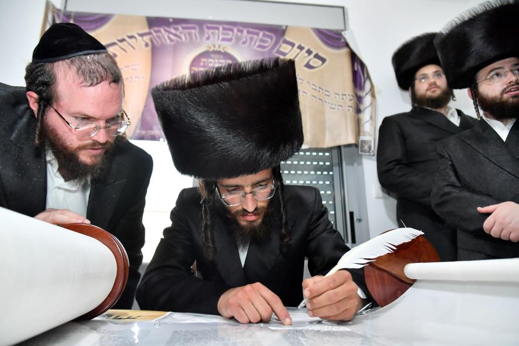 הכנסת ס"ת וסעודה ב'המתמידים' בבית שמש