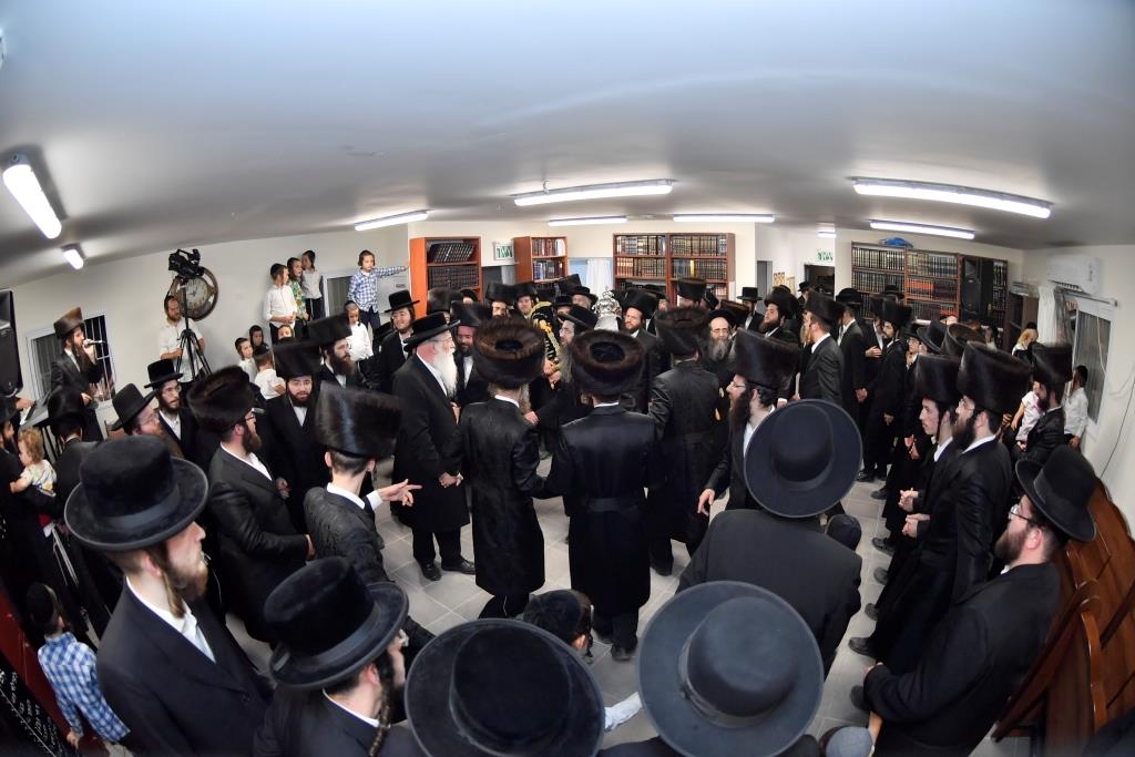 הכנסת ס"ת וסעודה ב'המתמידים' בבית שמש