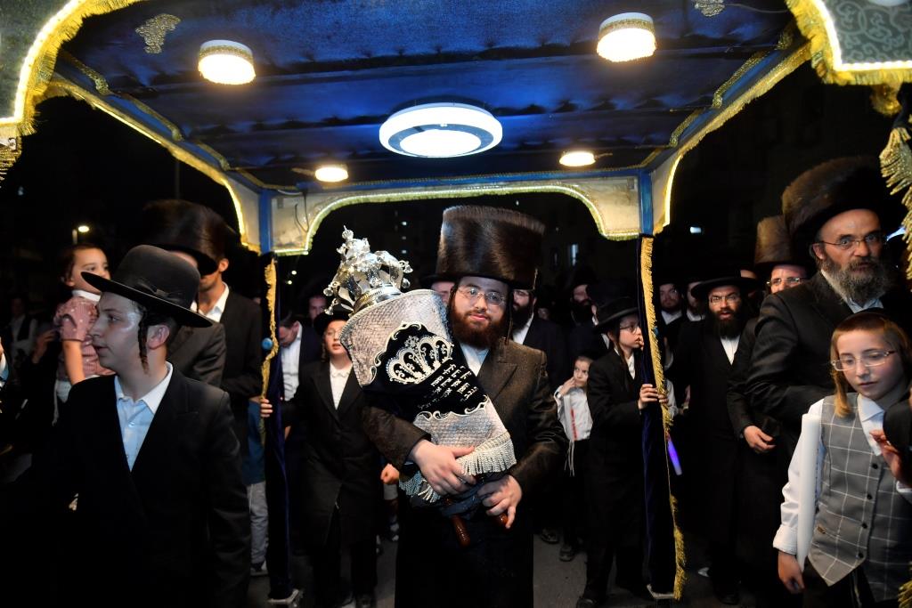 הכנסת ס"ת וסעודה ב'המתמידים' בבית שמש