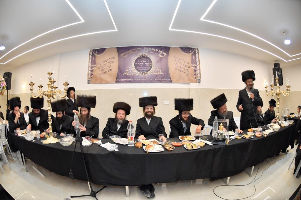 הכנסת ס"ת וסעודה ב'המתמידים' בבית שמש