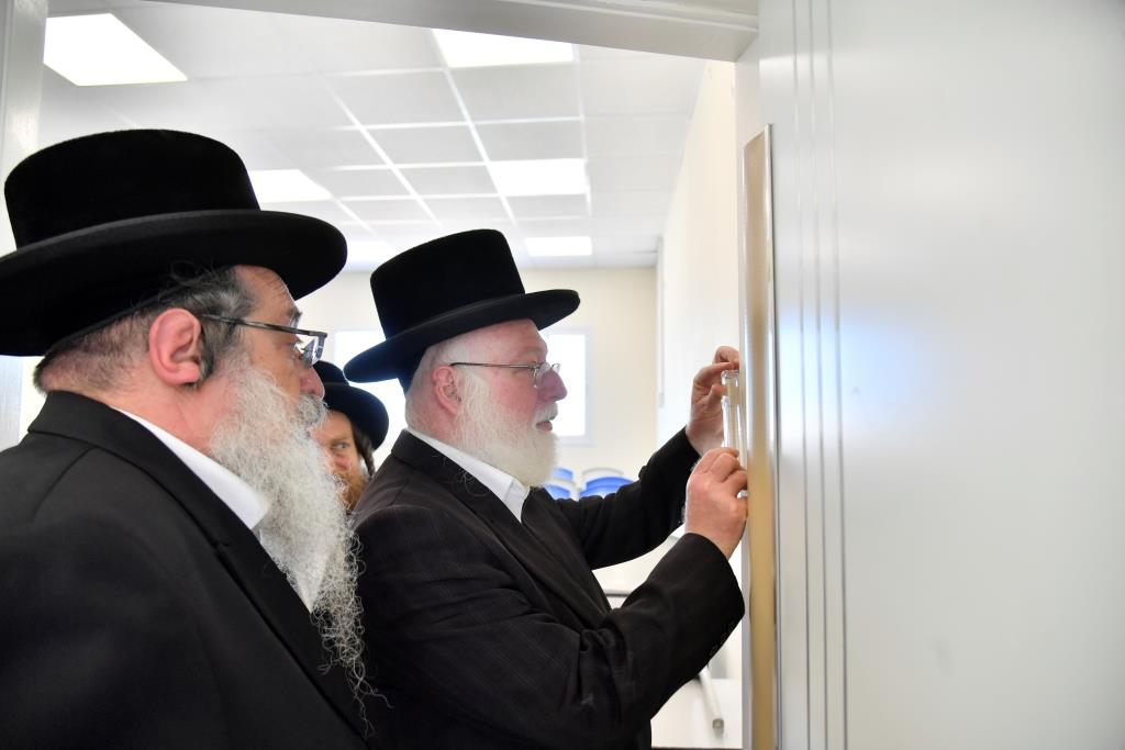קביעת מזוזה לאגף חדש בבית הספר של בעלזא