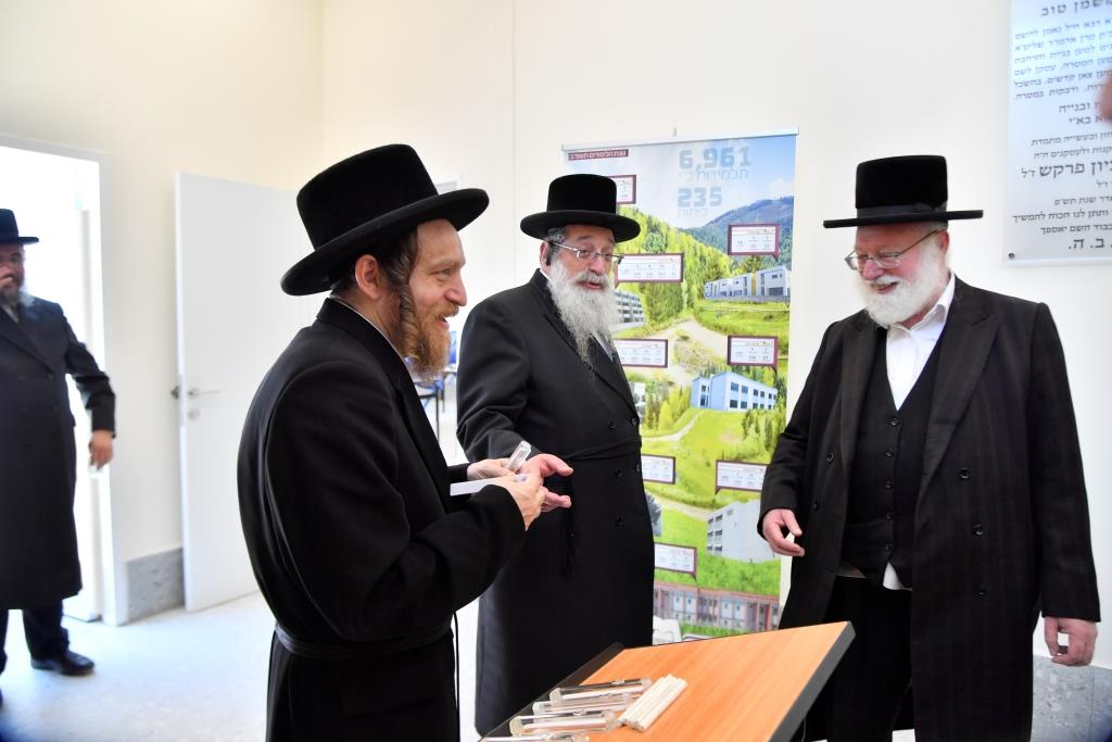 קביעת מזוזה לאגף חדש בבית הספר של בעלזא