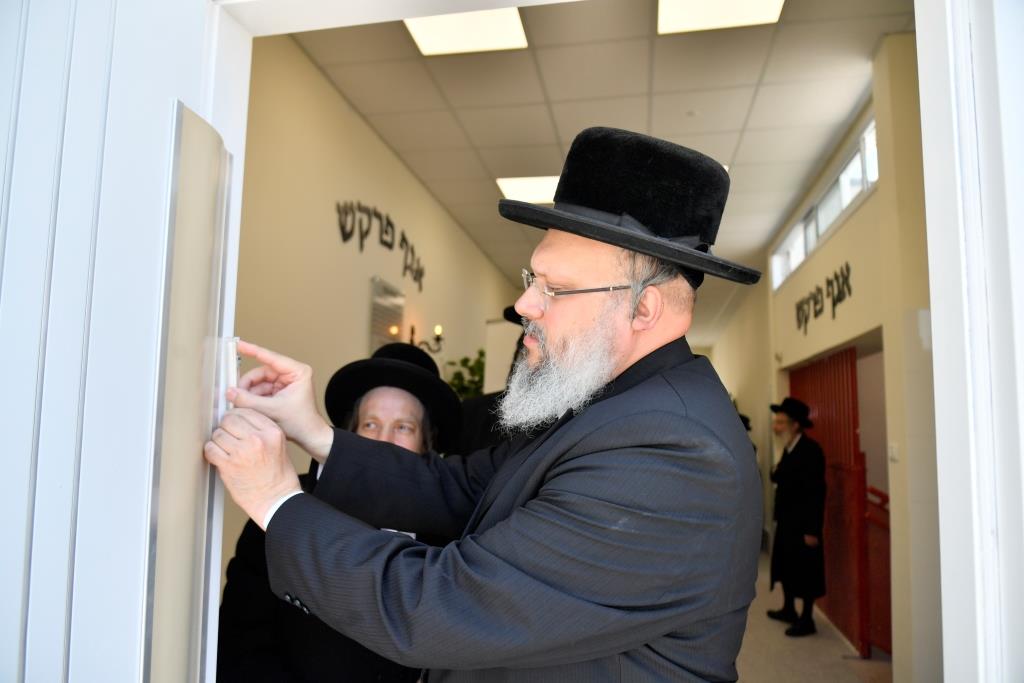 קביעת מזוזה לאגף חדש בבית הספר של בעלזא
