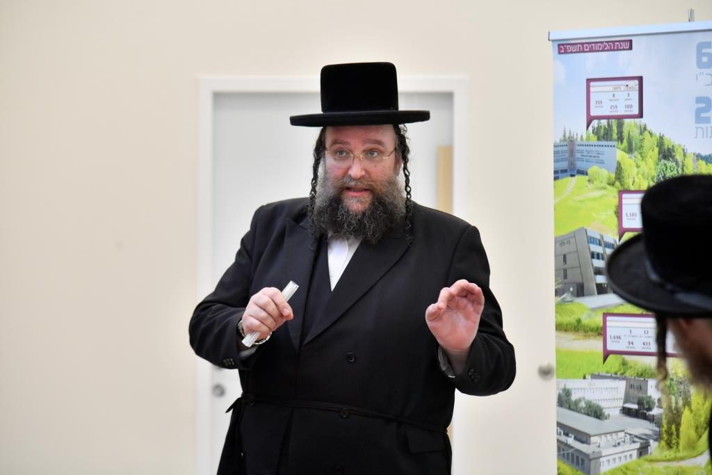 קביעת מזוזה לאגף חדש בבית הספר של בעלזא