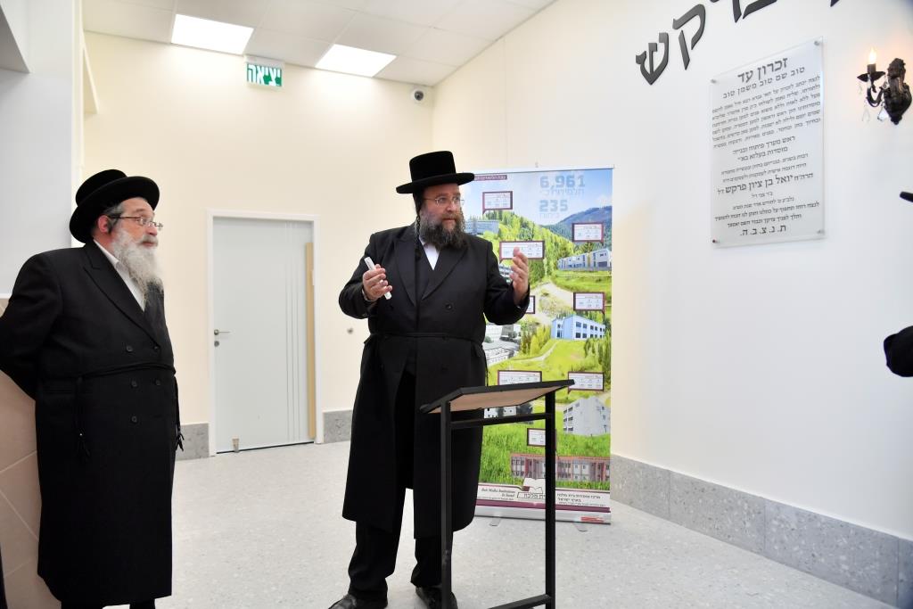 קביעת מזוזה לאגף חדש בבית הספר של בעלזא