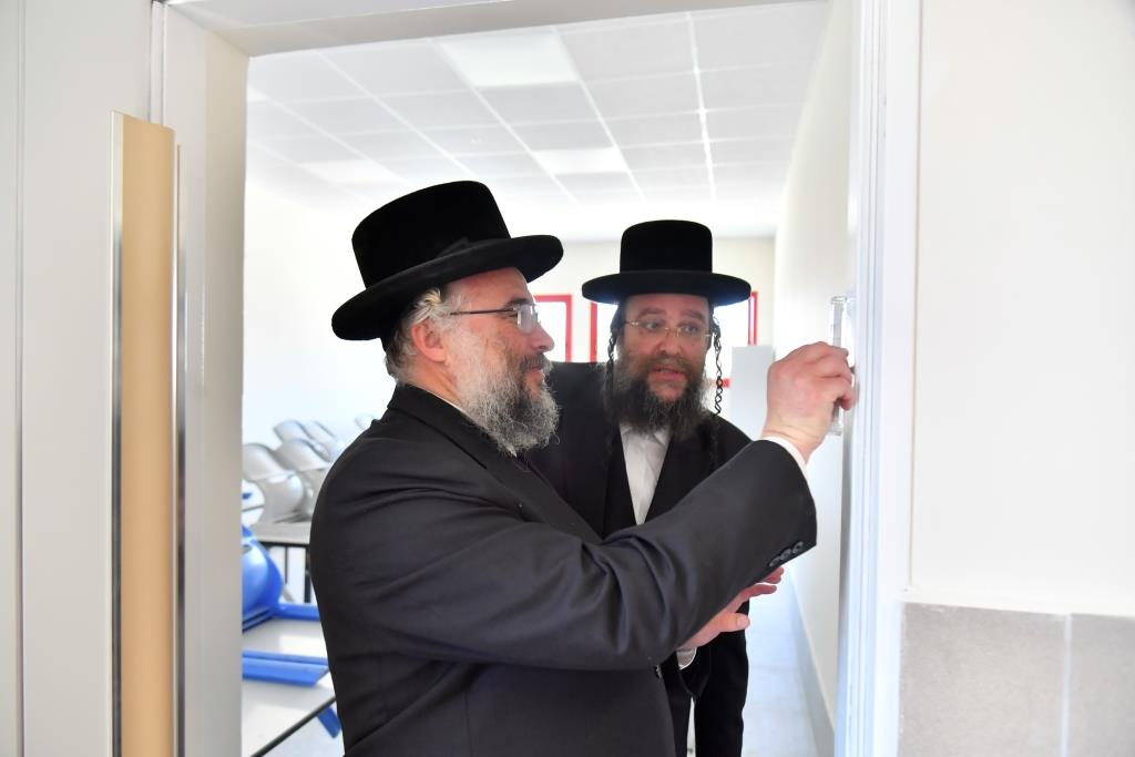 קביעת מזוזה לאגף חדש בבית הספר של בעלזא