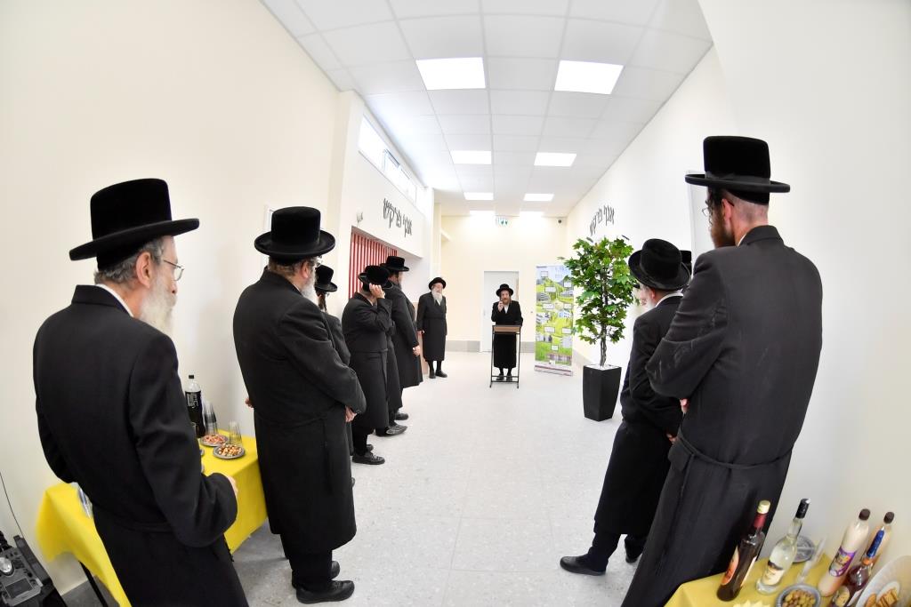 קביעת מזוזה לאגף חדש בבית הספר של בעלזא