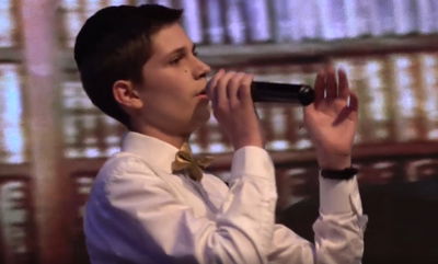 "עשרה בני אדם", בביצוע של ירמי סלייטר