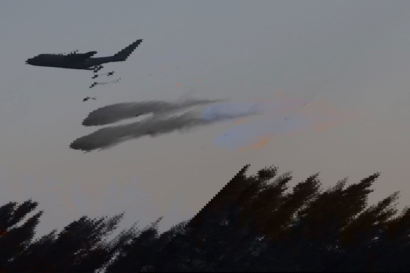 הגיחה הראשונה: כך ה'סופר הרקולס' סייע למאמצי הכיבוי • תיעוד