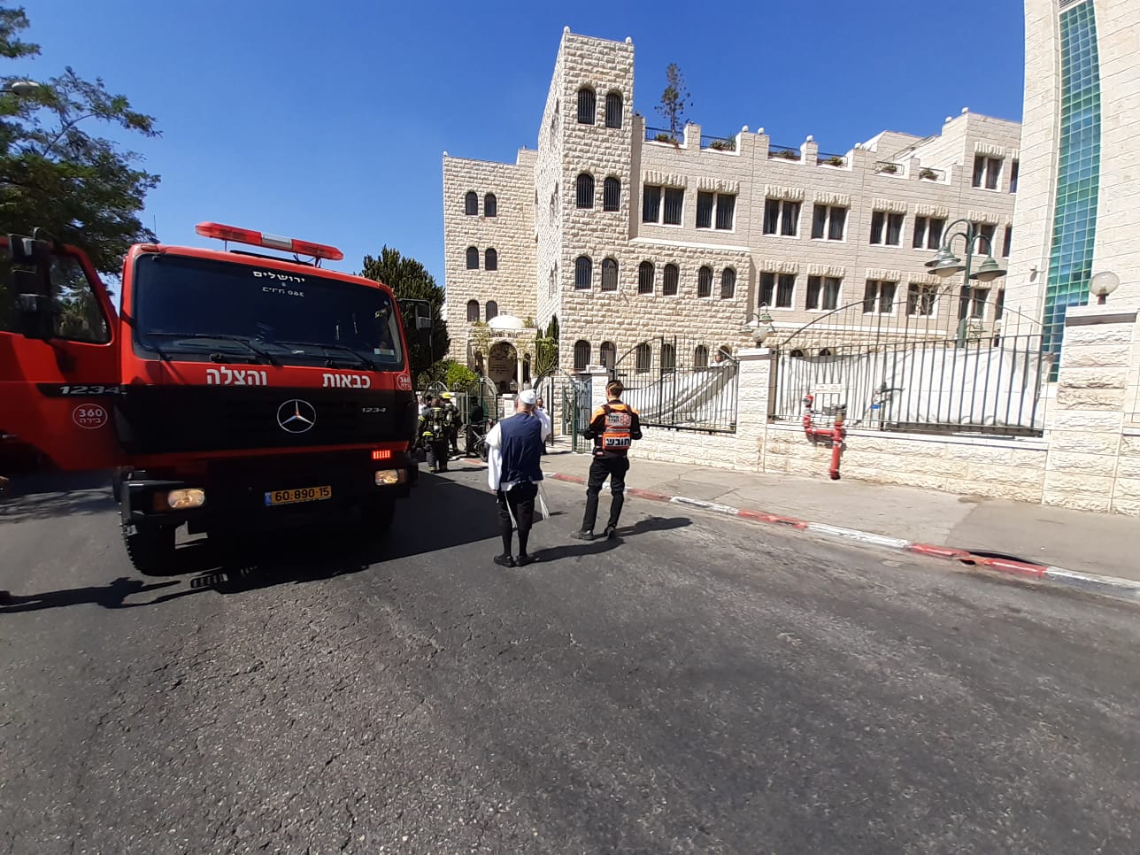 מכלור בבריכה בירושלים: חרדים שהשתכשכו במים הובהלו לבית חולים