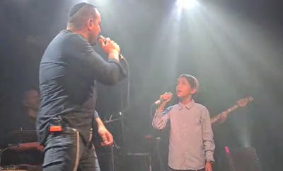 עקיבא שר עם הילד שהחלים מסרטן • צפו