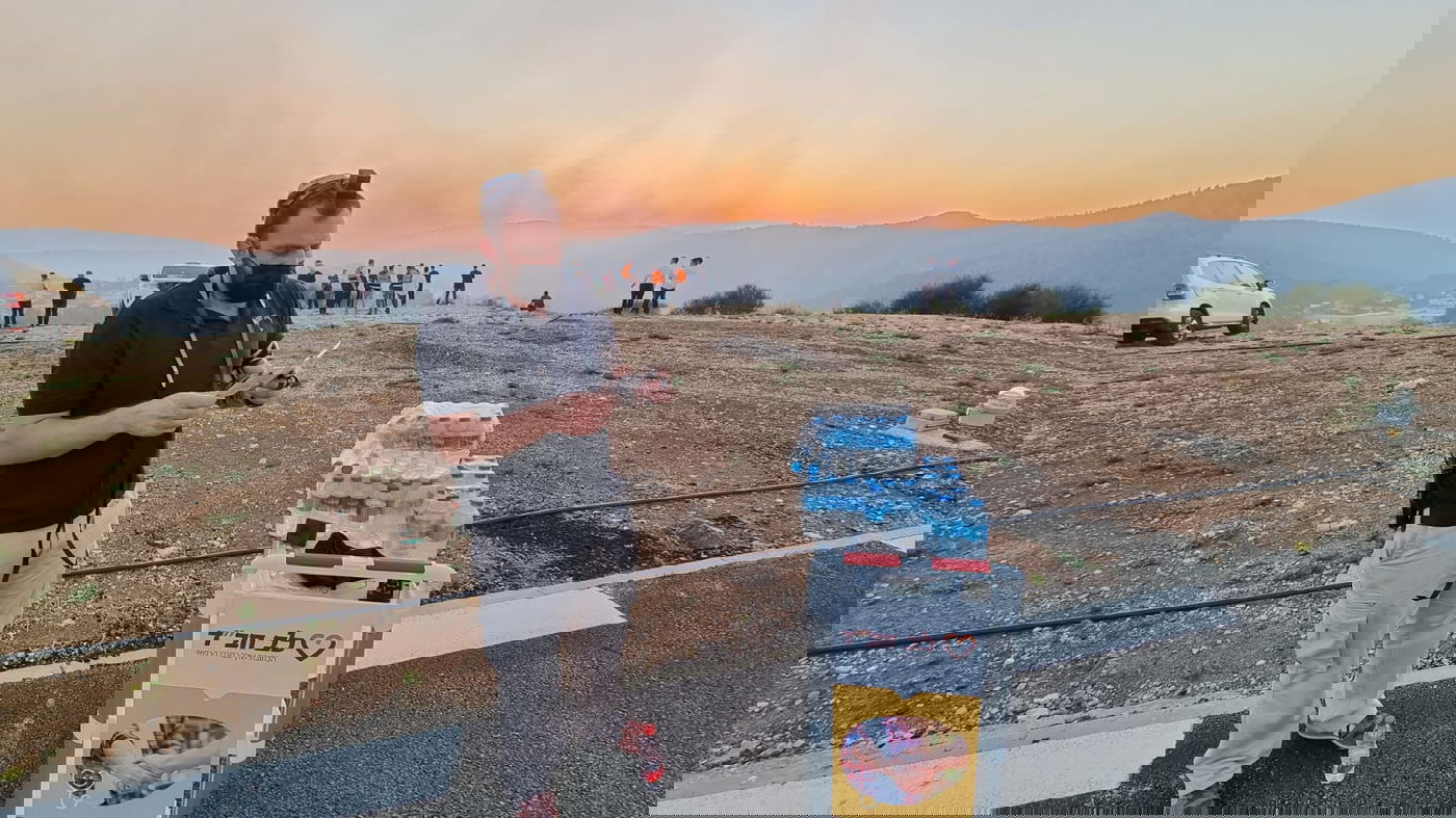 לצד הלהבות: לוחמי האש מניחים תפילין