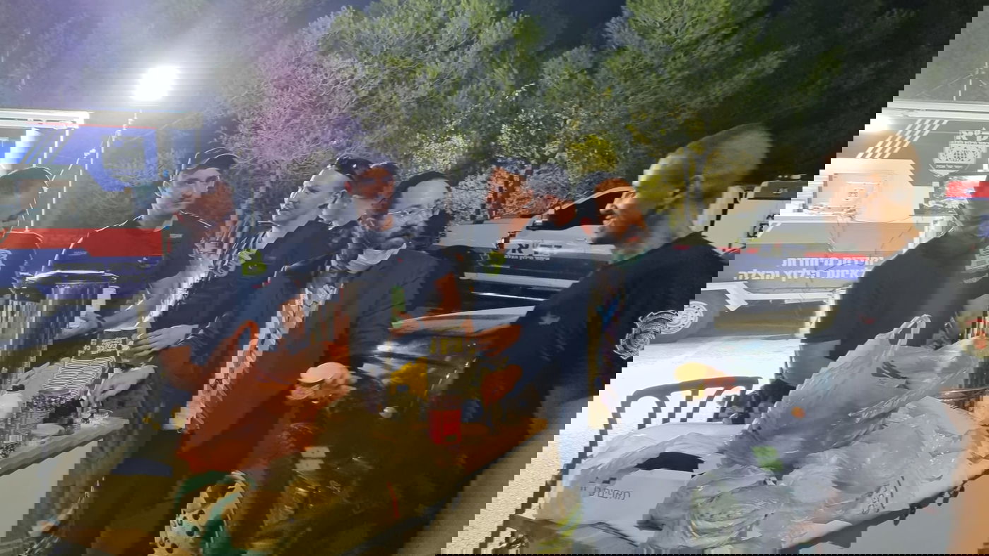 לצד הלהבות: לוחמי האש מניחים תפילין