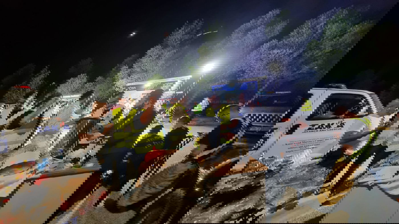 לצד הלהבות: לוחמי האש מניחים תפילין