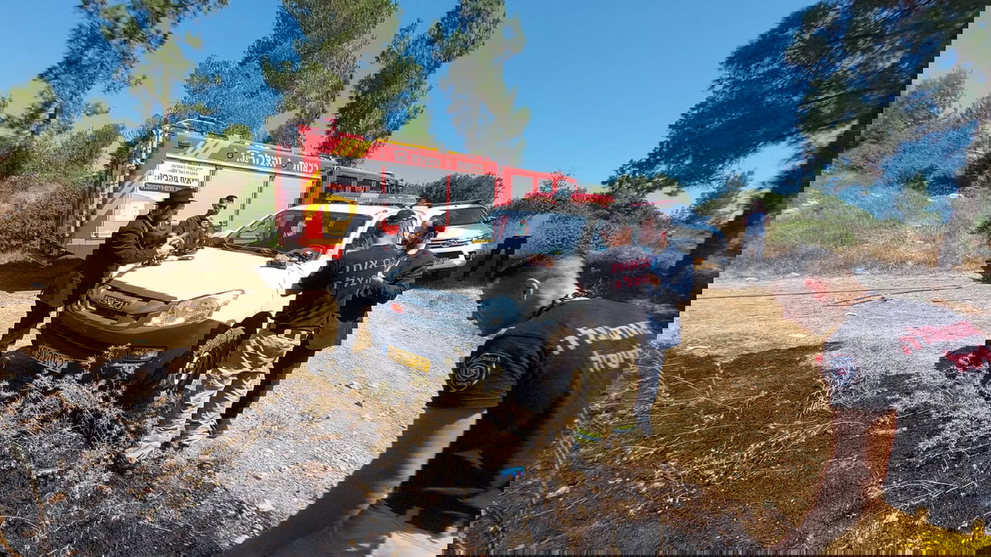 לצד הלהבות: לוחמי האש מניחים תפילין