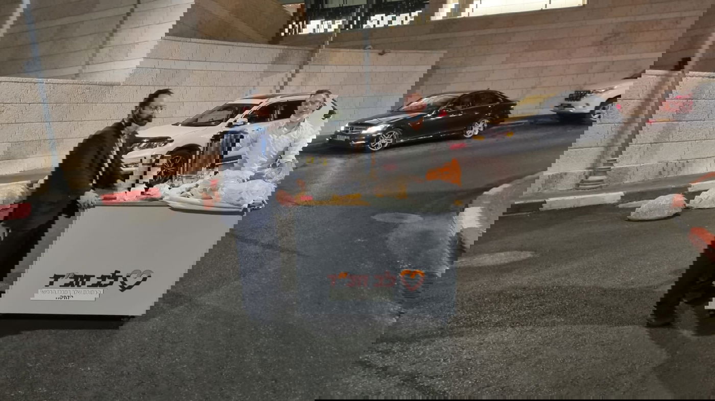 לצד הלהבות: לוחמי האש מניחים תפילין