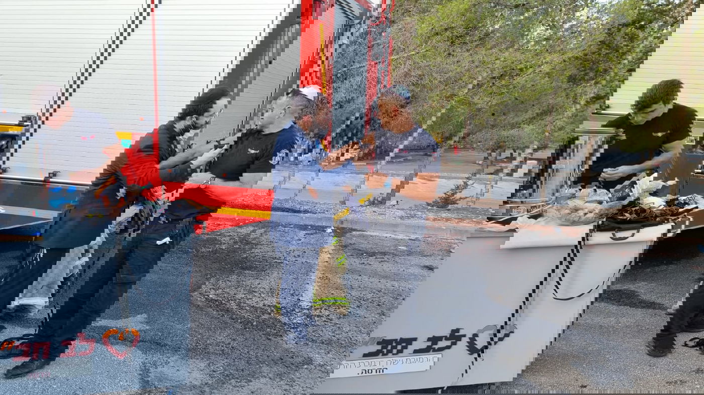 לצד הלהבות: לוחמי האש מניחים תפילין