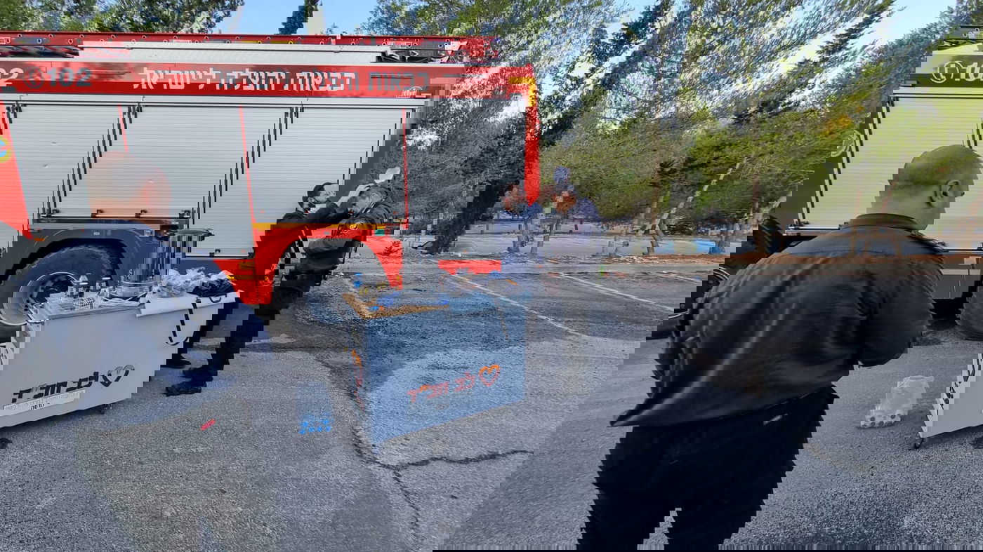 לצד הלהבות: לוחמי האש מניחים תפילין