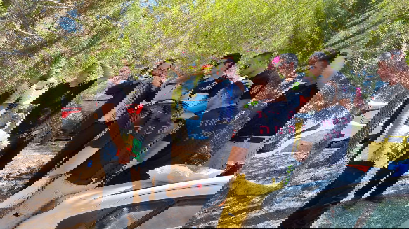 לצד הלהבות: לוחמי האש מניחים תפילין