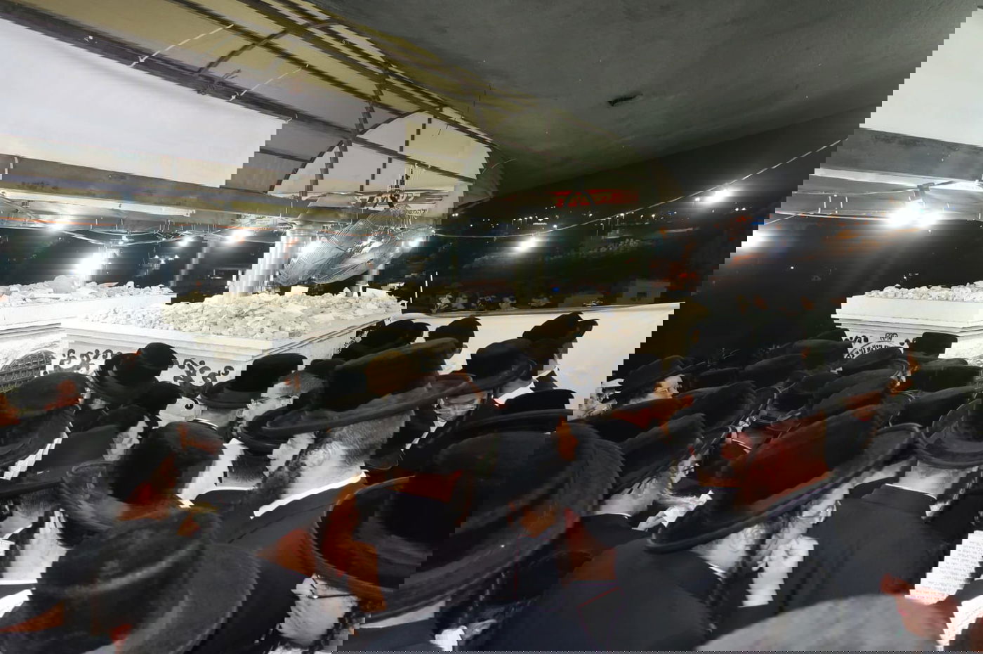 תיעוד: המונים בציון הרבי משומרי אמונים זצ"ל