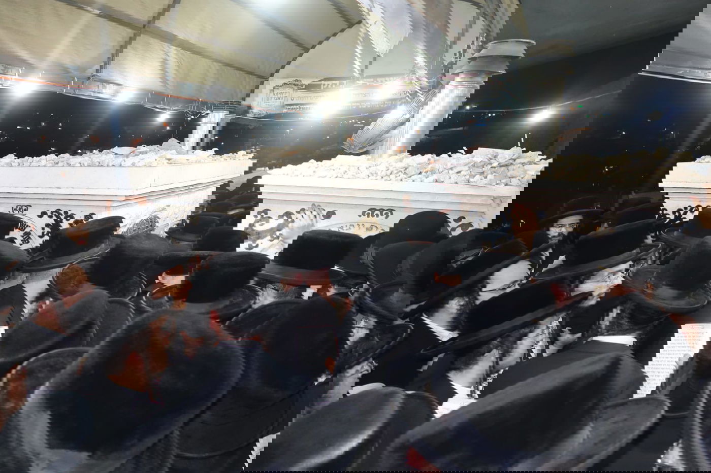 תיעוד: המונים בציון הרבי משומרי אמונים זצ"ל