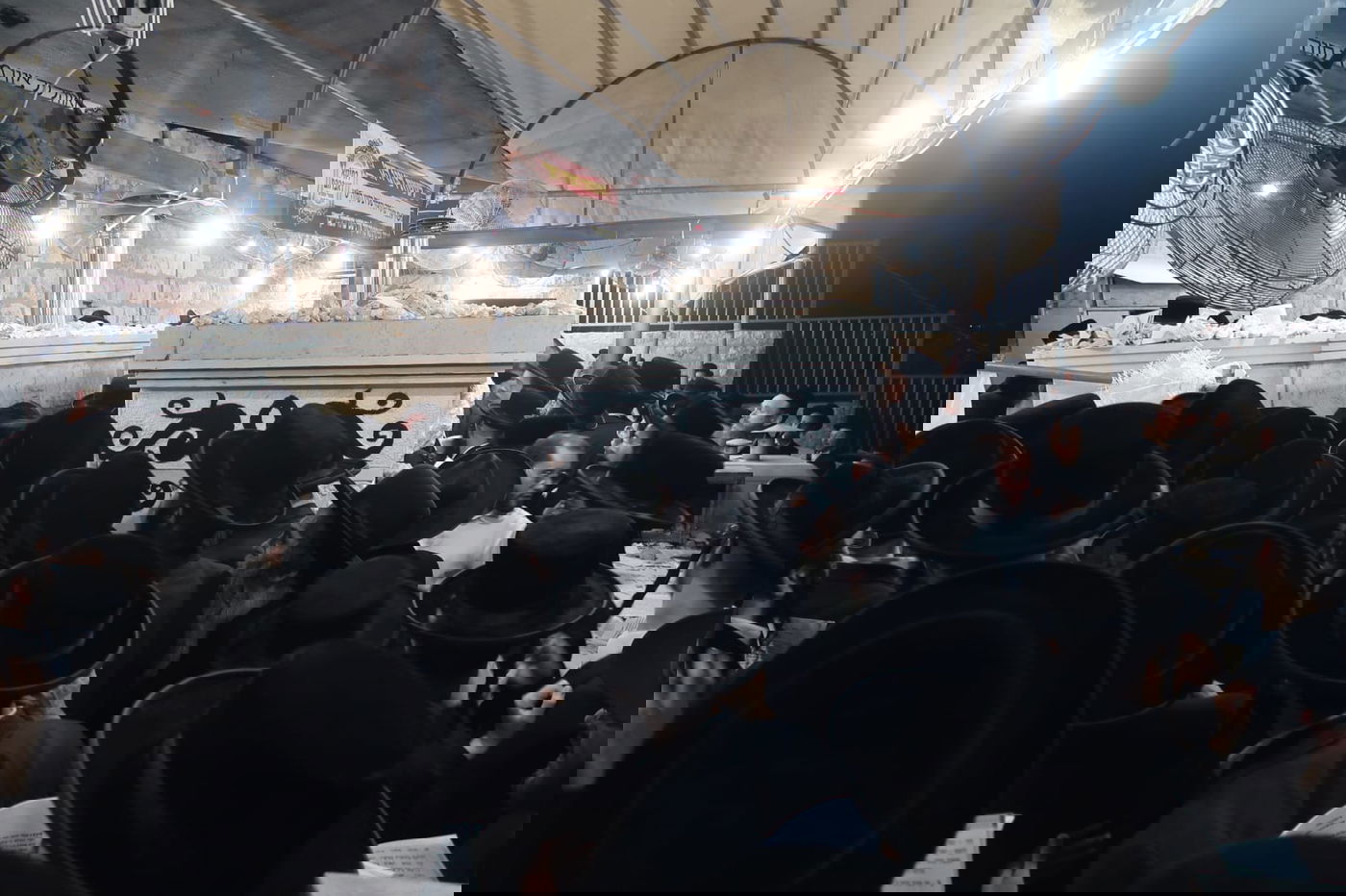 תיעוד: המונים בציון הרבי משומרי אמונים זצ"ל