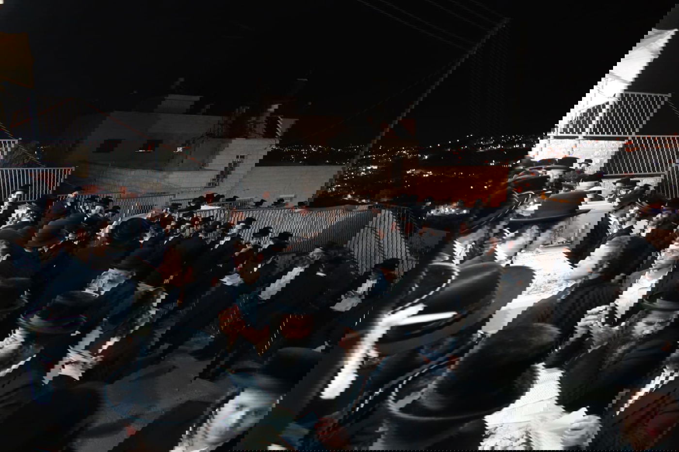 תיעוד: המונים בציון הרבי משומרי אמונים זצ"ל