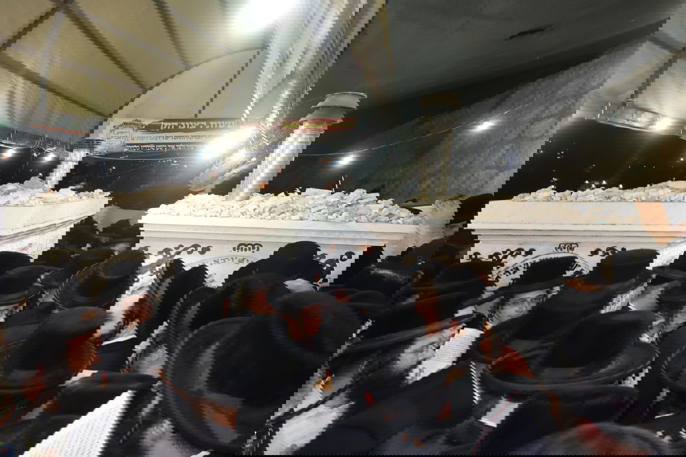 תיעוד: המונים בציון הרבי משומרי אמונים זצ"ל