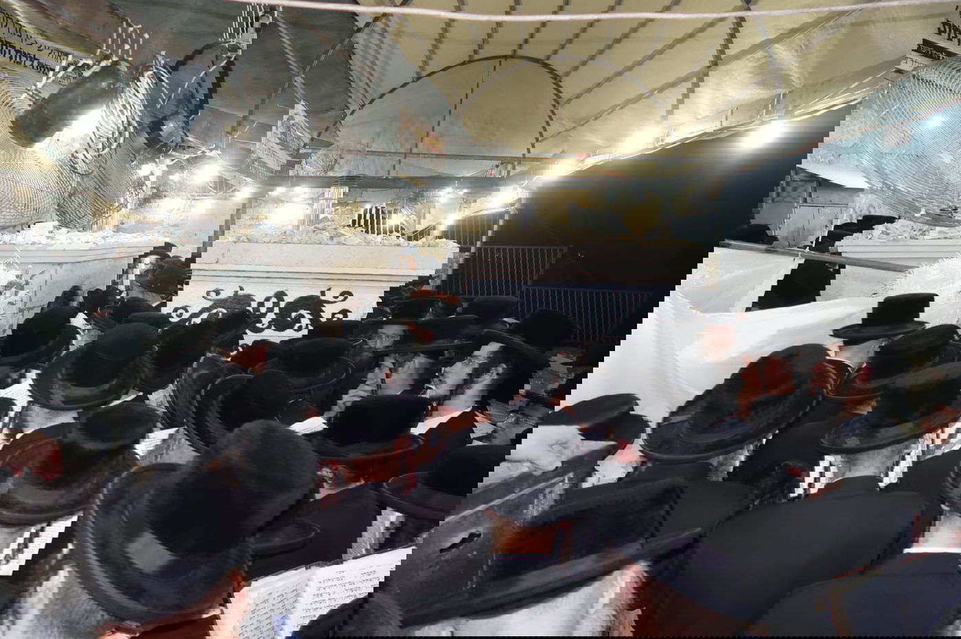 תיעוד: המונים בציון הרבי משומרי אמונים זצ"ל