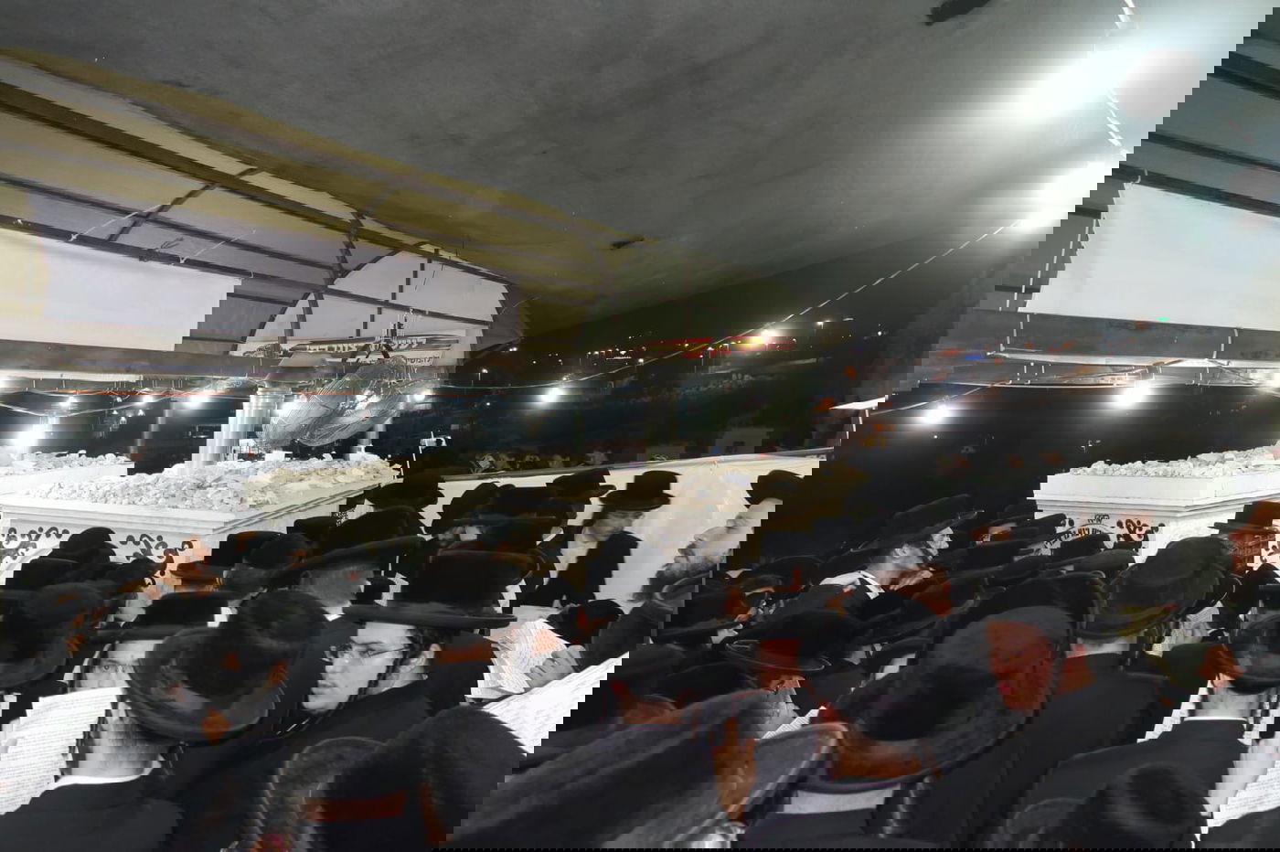 תיעוד: המונים בציון הרבי משומרי אמונים זצ"ל