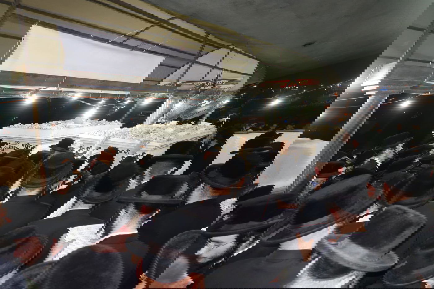 תיעוד: המונים בציון הרבי משומרי אמונים זצ"ל