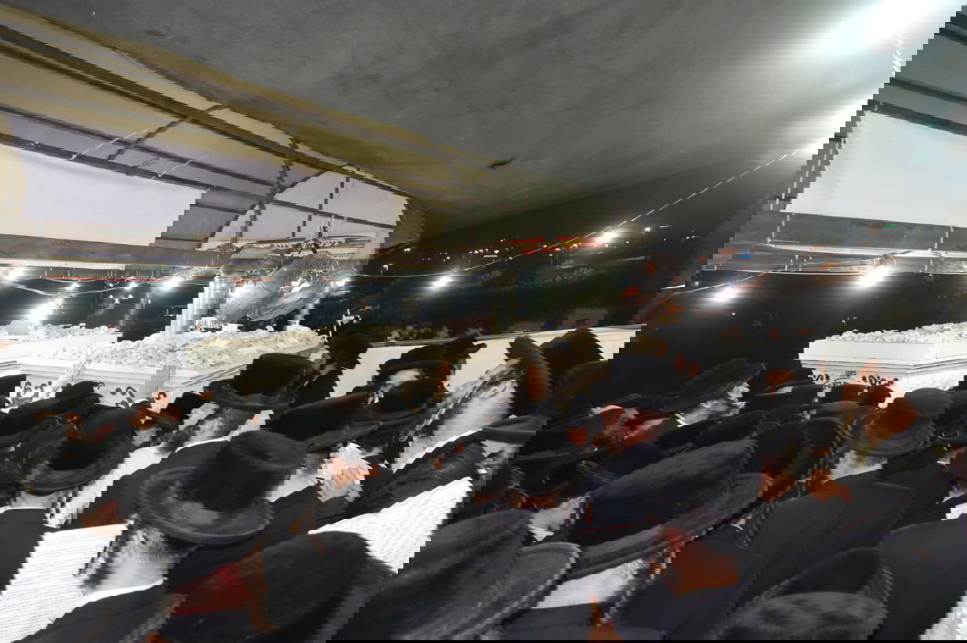 תיעוד: המונים בציון הרבי משומרי אמונים זצ"ל