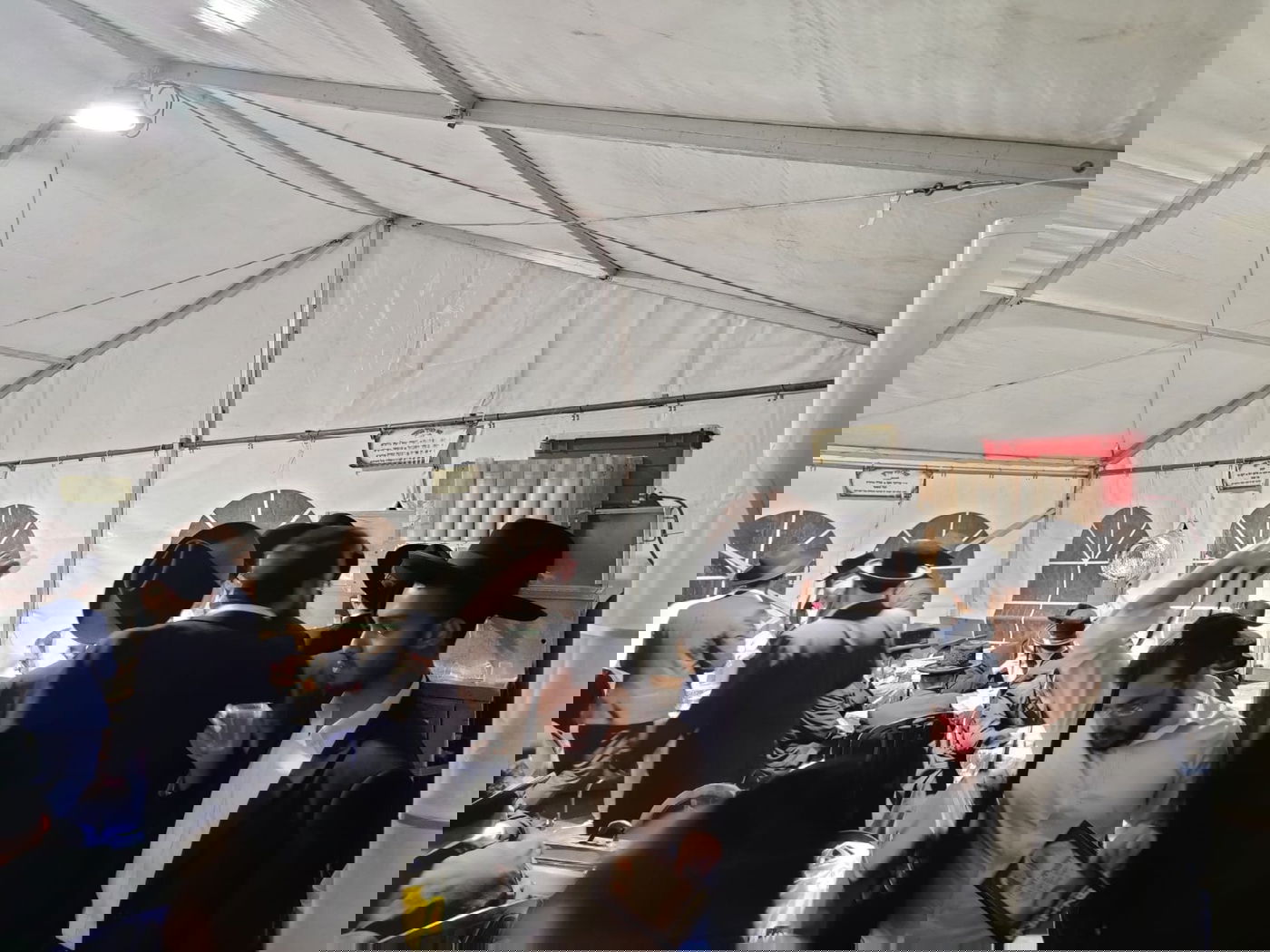 תיעוד: המונים בציון הרבי משומרי אמונים זצ"ל