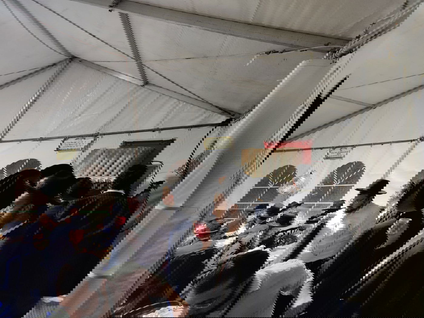 תיעוד: המונים בציון הרבי משומרי אמונים זצ"ל