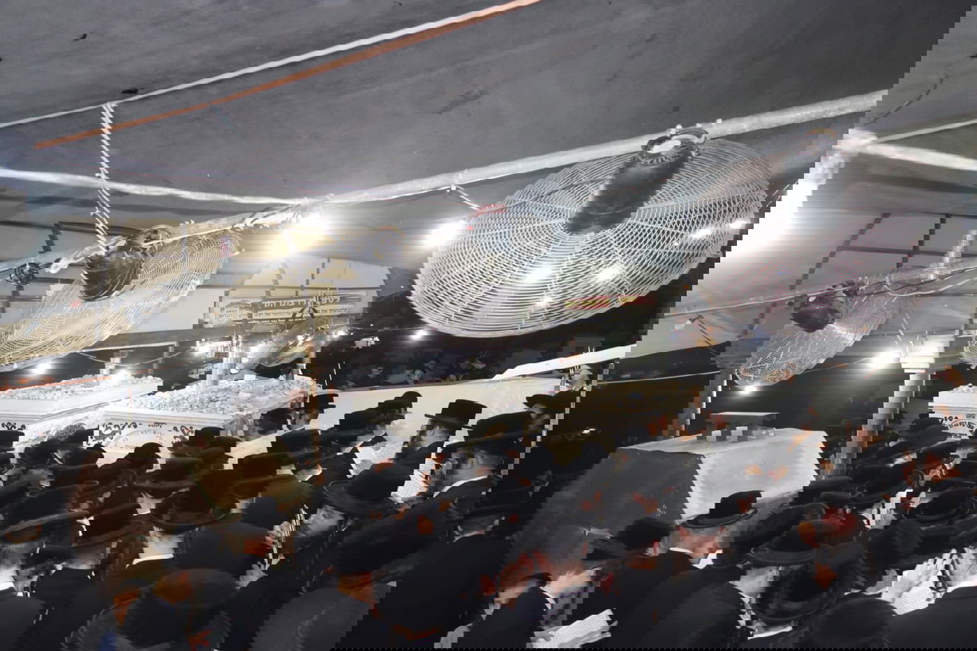 תיעוד: המונים בציון הרבי משומרי אמונים זצ"ל