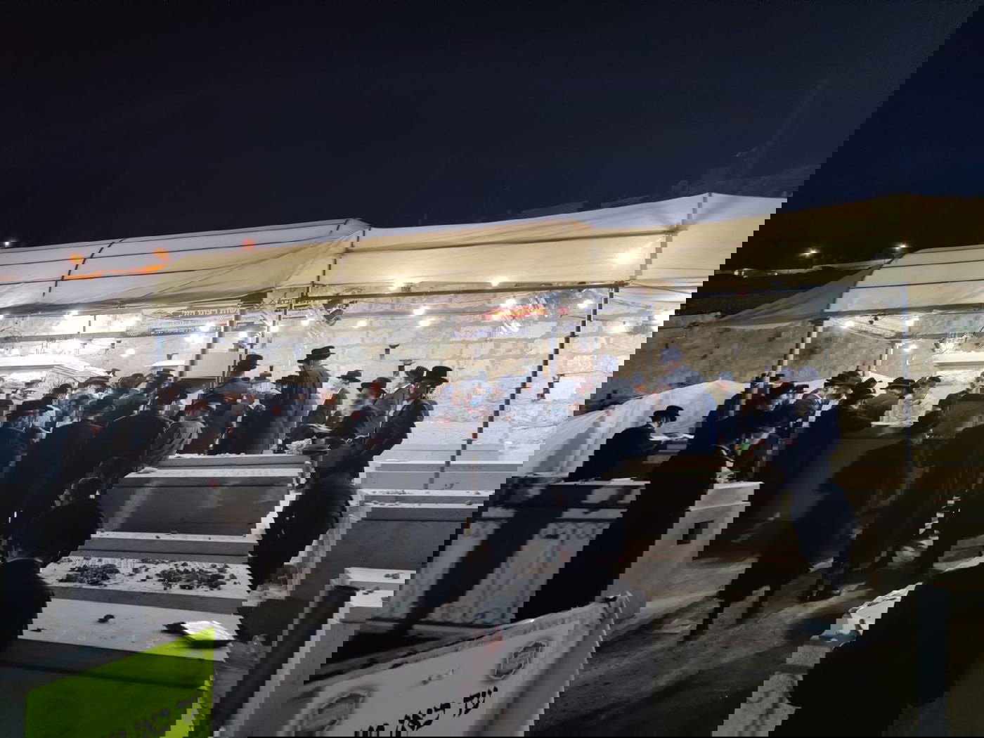 תיעוד: המונים בציון הרבי משומרי אמונים זצ"ל