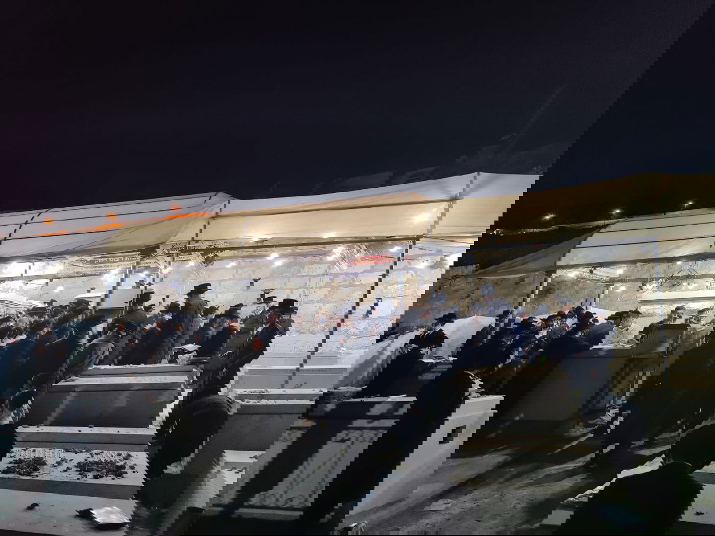 תיעוד: המונים בציון הרבי משומרי אמונים זצ"ל