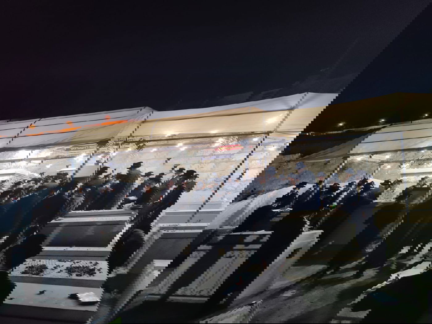 תיעוד: המונים בציון הרבי משומרי אמונים זצ"ל