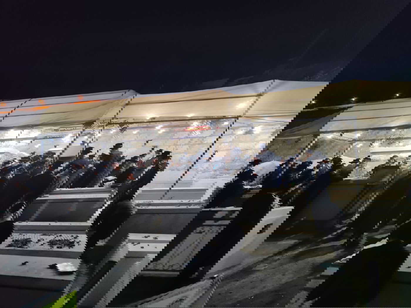 תיעוד: המונים בציון הרבי משומרי אמונים זצ"ל