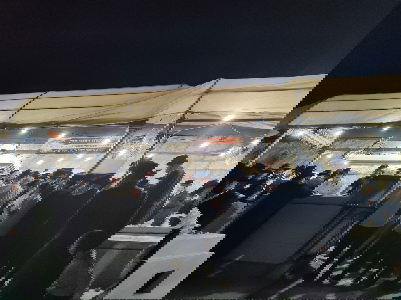 תיעוד: המונים בציון הרבי משומרי אמונים זצ"ל