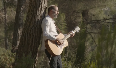יוני גנוט מחדש את הניגון של רבו: "באמת"
