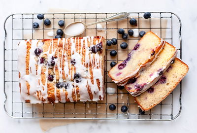 עוגת לימון עם אוכמניות וזיגוג מתוק-חמצמץ