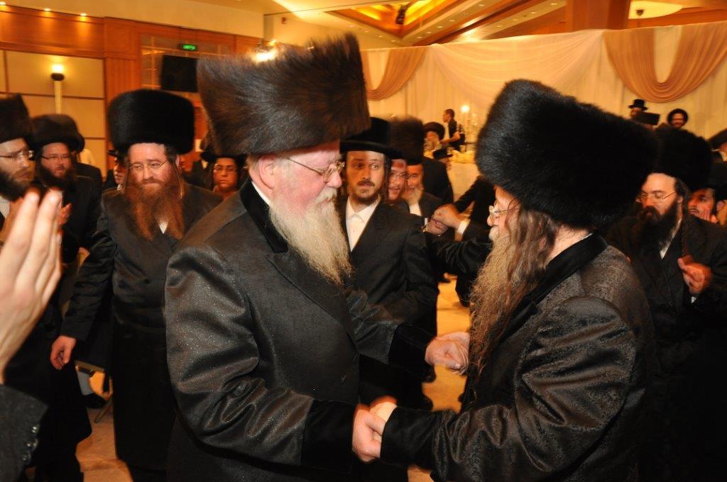 המנוח בריקוד עם גיסו האדמו"ר מקוזמיר