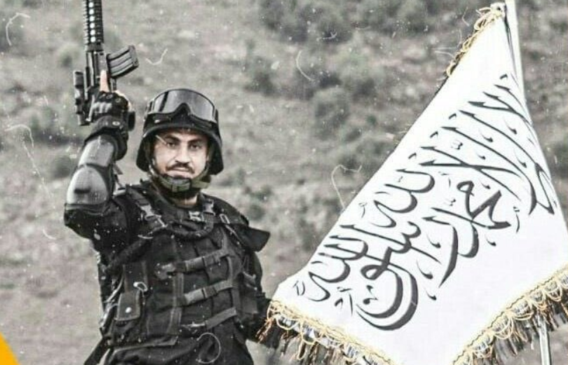 לוחם טליבאן מנופף בנשק אמריקאי