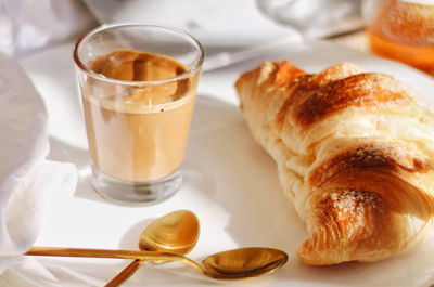 לשתות קפה מיד על הבוקר? לא מומלץ