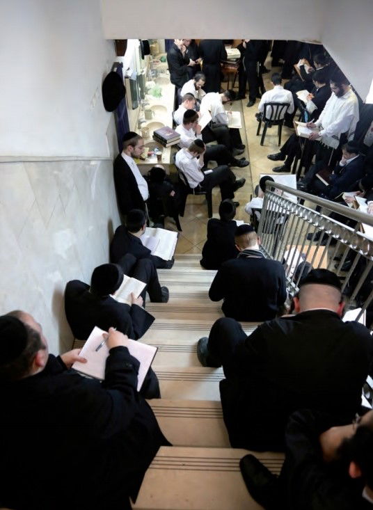 המדרגות למרתף ישיבת מיר בזמן השיעור