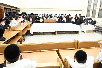 האדמו"ר מצאנז קיבל את חסידיו לברכה בעיר ביתר